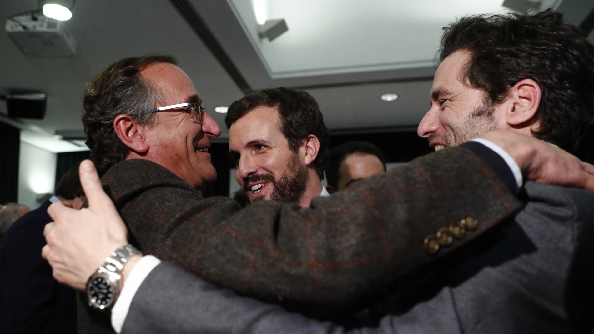 Alonso, Casado y Borja Sémper coincidieron ayer en Madrid en la presentación del libro de González Pons / Gtres