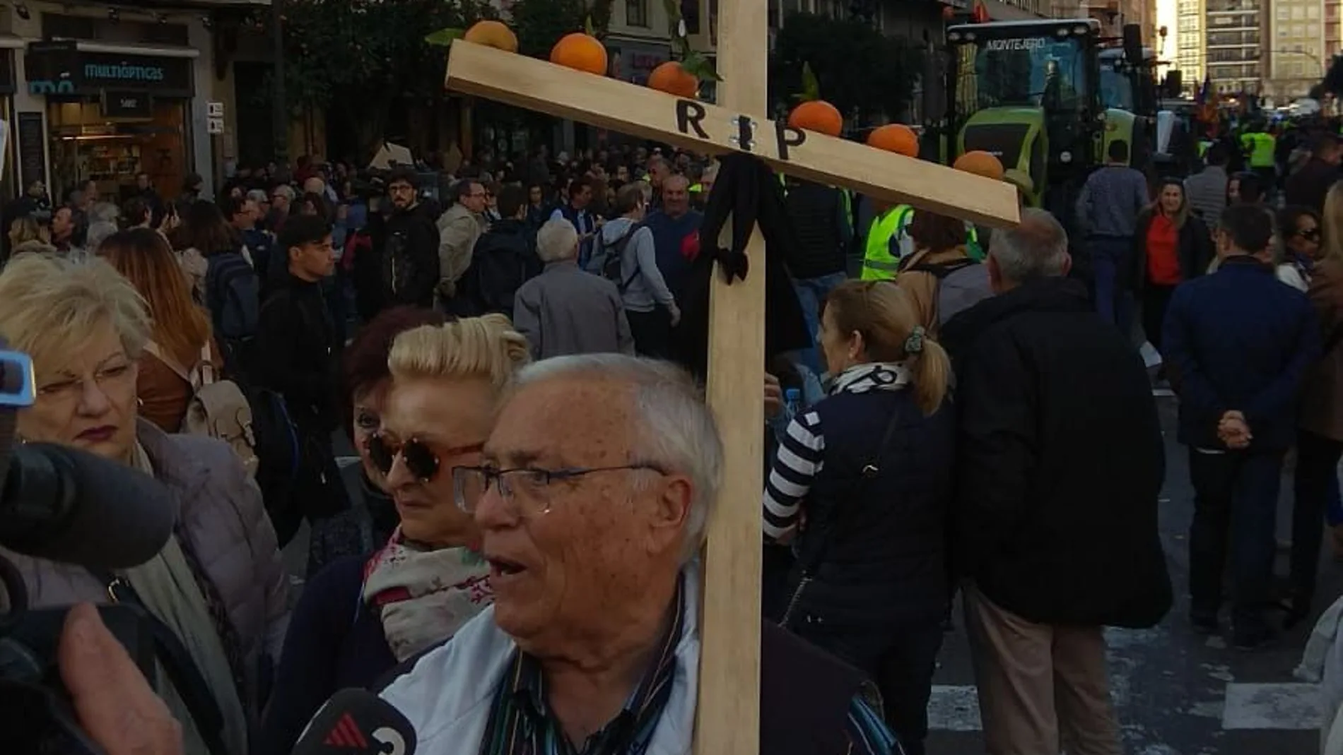 Cientos de agricultores se manifiestan en las calles de Valencia
