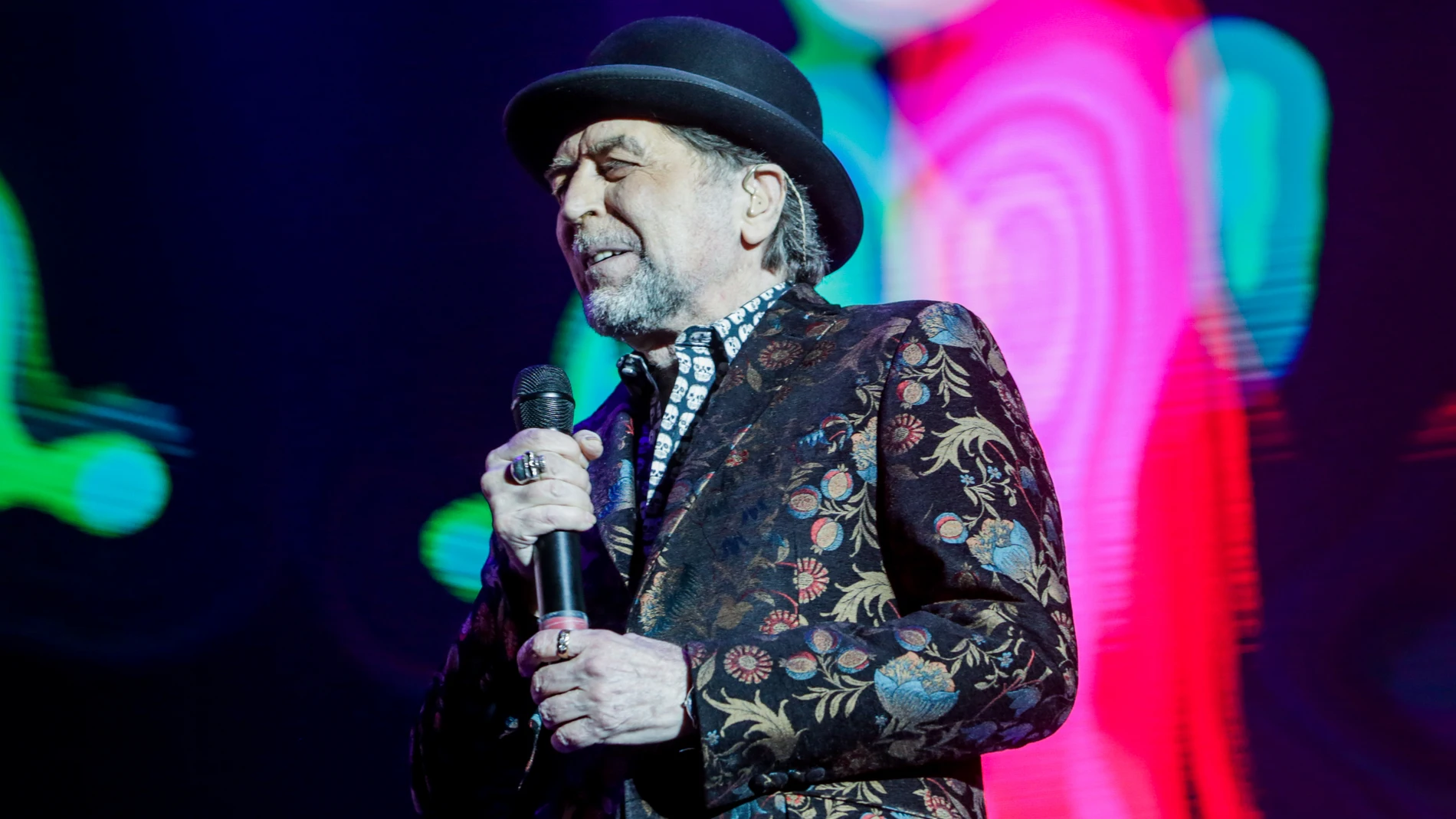 El cantante Joaquín Sabina presenta una "evolución favorable" y permanece en la UCI, según el nuevo parte médico