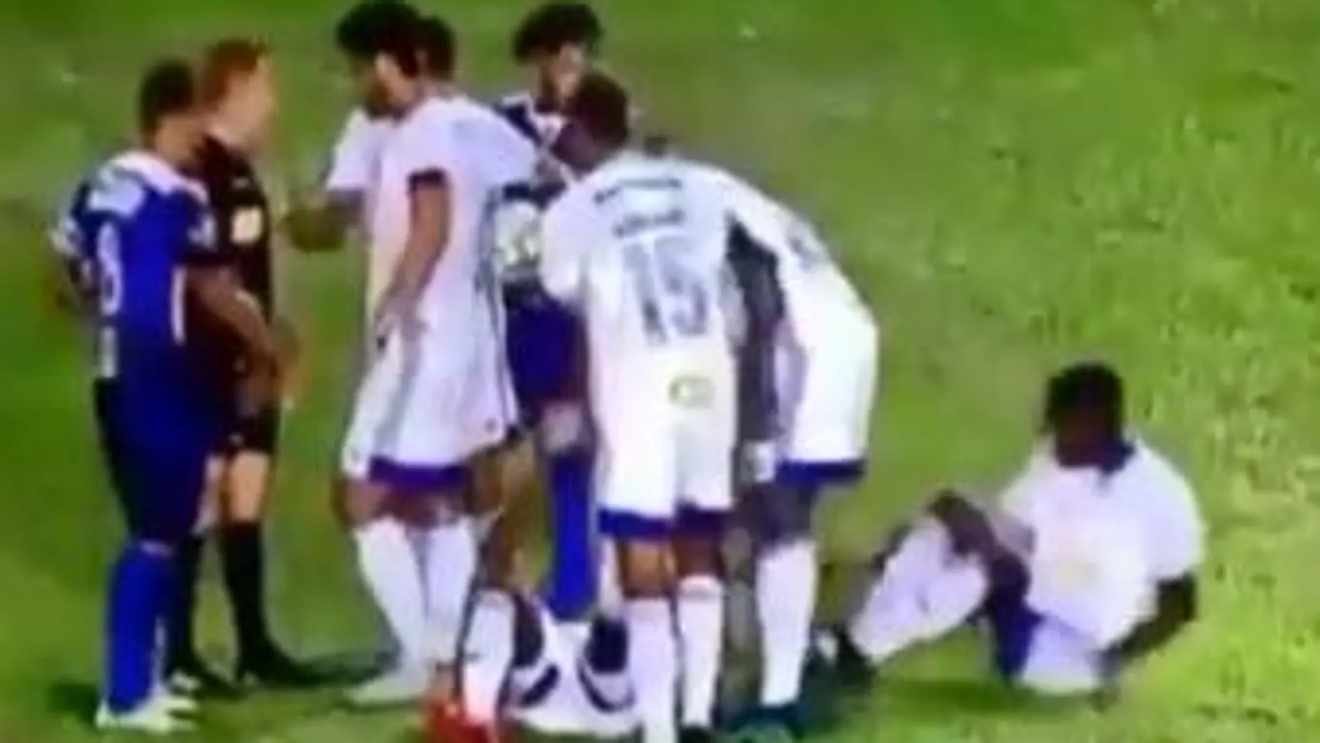 Los jugadores del Cruzeiro intentan engañar al árbitro