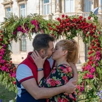 Una pareja se besa junto al 'photocall' del Ayuntamiento por el Día de los EnamoradosAYUNTAMIENTO DE CARTAGENA14/02/2020