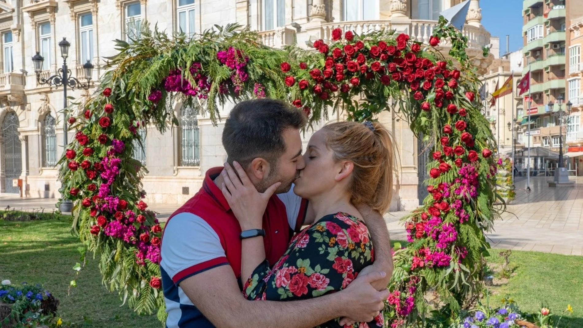 Una pareja se besa junto al 'photocall' del Ayuntamiento por el Día de los EnamoradosAYUNTAMIENTO DE CARTAGENA14/02/2020