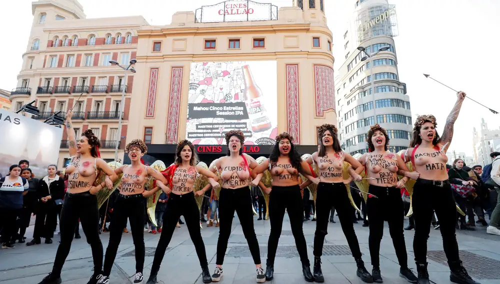 Integrantes del movimiento feminista Femen protestan hoy, Día de San Valentín, contra el machismo, en la plaza del Callao de Madrid