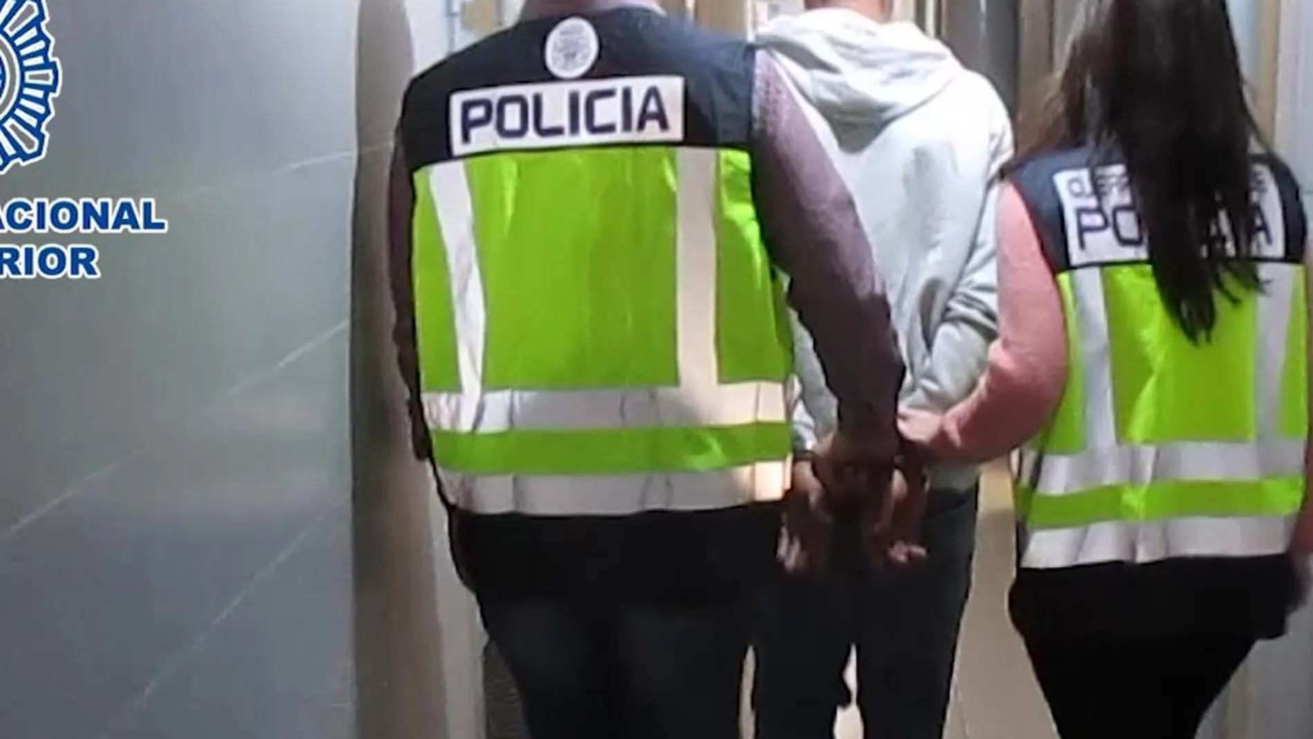 Dos agentes de la Policía Nacional, junto al detenido en Tetuán/ Foto: Policía Nacional