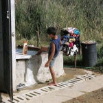 En la imagen, un niño en el asentamiento del Vacie