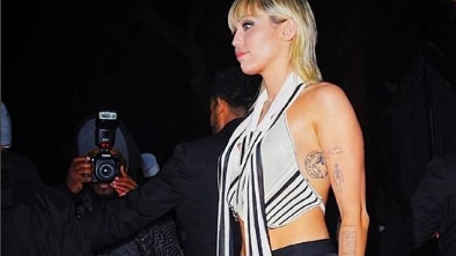 Miley Cyrus captada por los paparazzi