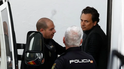 El antiguo ejecutivo de Pemex, Emilio Lozoya, es ecoltado después de presentarse al juez en Marbella. Foto: REUTERS/Jon Nazca