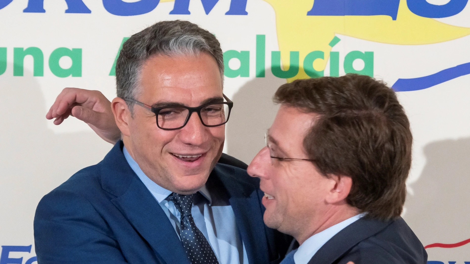 Almeida presenta a Elías Bendodo en desayuno informativo