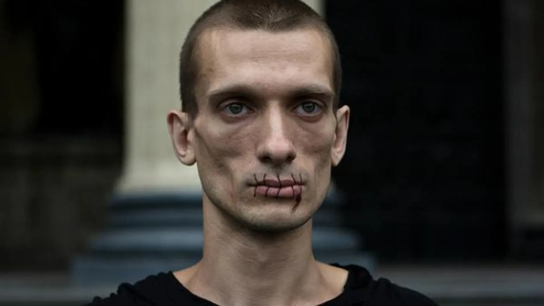 Imagen de Pavlenski con la boca cosida como símbolo de protesta