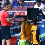 GRAF745. BARCELONA, 15/02/2020.- El árbitro Guillermo Cuadra Fernández consulta el VAR durante el partido entre el Barcelona y el Getafe, correspondiente a la jornada 24 de LaLiga Santander, que se disputa este sábado en el estadio Camp Nou de Barcelona. EFE/Enric Fontcuberta