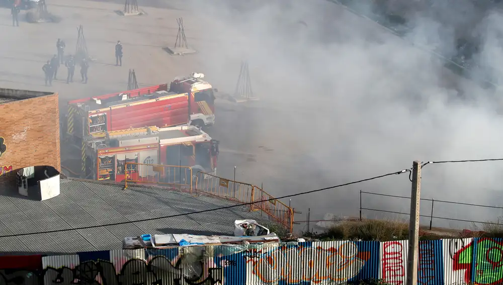 GRAF765. MADRID, 15/02/2020.- Equipos de bomberos trabajan en el incendio en el túnel situado bajo la calle Mauricio Lejendre, hoy sábado en Madrid, próximo a la Estación de Chamartín, se desconocen las causas del mismo.-EFE/Juan Carlos Hidalgo