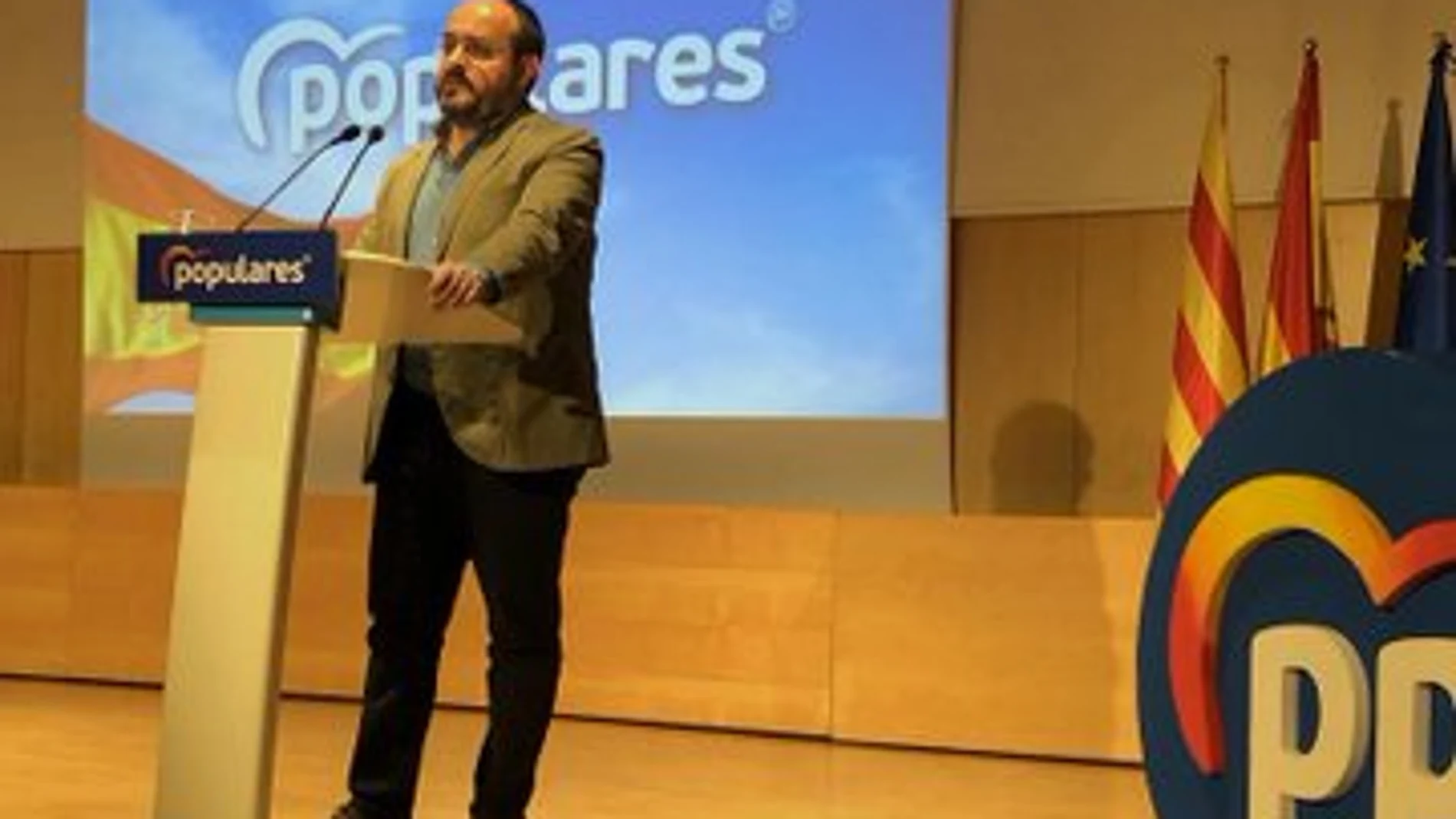 El líder del PP durante un acto con los militantes del partido en Barcelona