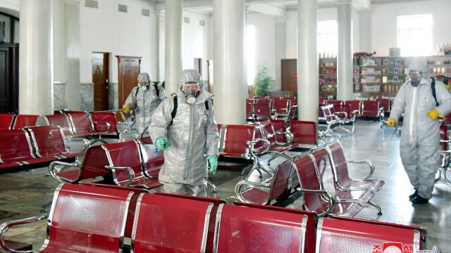 Una fotografía difundida por la oficial Agencia Central de Noticias de Corea del Norte (KCNA) muestra a varias personas rociando desinfectante para combatir el Covid-19 en Pyongyang