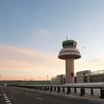 Vista de la torre de control de la nueva terminal sur del aeropuerto de Barcelona.
