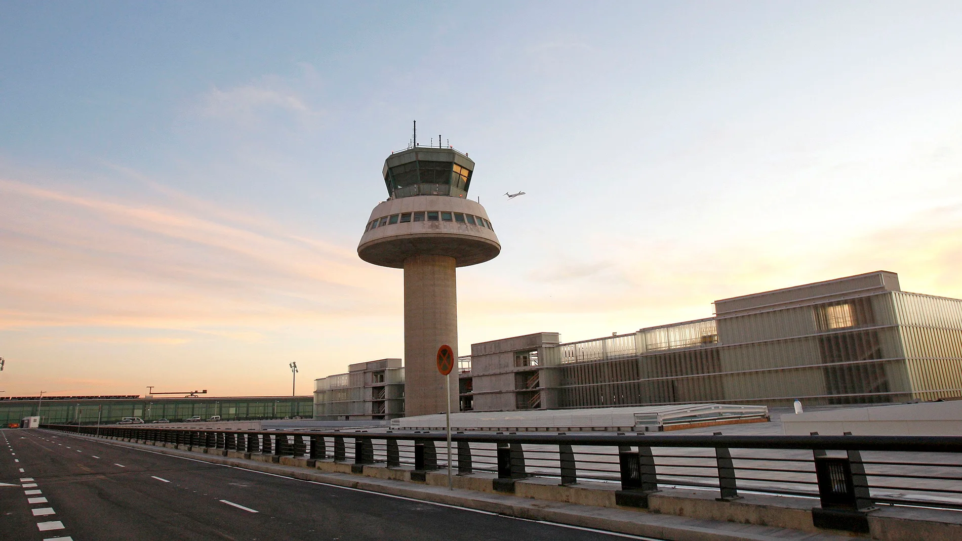 Vista de la torre de control de la nueva terminal sur del aeropuerto de Barcelona.