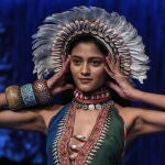 Mumbai (India), 16/02/2020.- A model presents a creation by Indian designer Rajdeep Ranawat during the Lakme Fashion Week (LFW) Summer/Resort 2020 in Mumbai, India, 16 February 2020. (Moda) EFE/EPA/DIVYAKANT SOLANKI