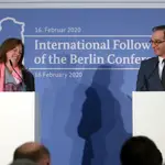 El ministro de Exteriores alemán Heiko Maas y Stephanie Williams, representante del comisionado de la ONU para Libia en una rueda de prensa en la Conferencia de Seguridad de Munich. REUTERS/Michael Dalder