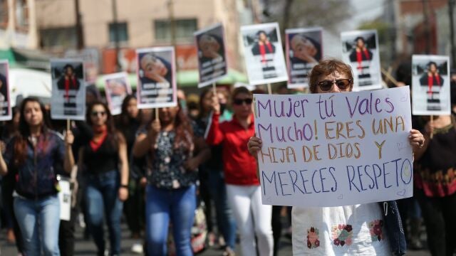 Mujeres y familiares de Ingrid Escamilla protestan para pedir justicia por su feminicidio, este sábado en Ciudad de México (México). EFE/Sáshenka Gutiérrez