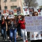 Mujeres y familiares de Ingrid Escamilla protestan para pedir justicia por su feminicidio, este sábado en Ciudad de México (México). EFE/Sáshenka Gutiérrez