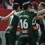Los jugadores del Espanyol celebran el gol de Embarba tras la acción polémica