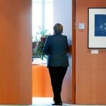 La canciller Angela Merkel tuvo que resolver desde Suráfrica la crisis abierta en Turingia por la ruptura del «cordón sanitario» contra la ultraderecha