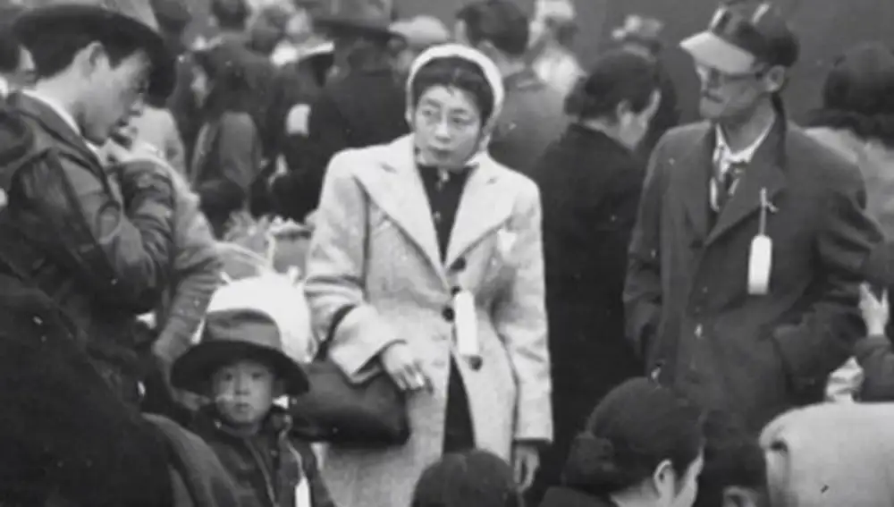 Miles de japoneses se vieron obligados a abandonar sus casas y sus negocios e hicieron las maletas para viajar a los campos de concentración establecidos por EE UU