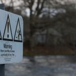 Una señal muestra que una central hidroeléctrica en Perthshire (Escocia) ha superado su capacidad para almacenar agua/REUTERS
