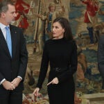 Letizia apuesta por un 'look total black'.