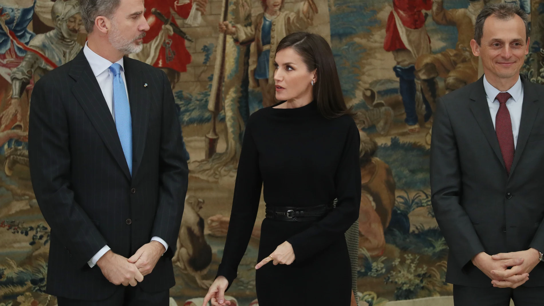 Letizia apuesta por un 'look total black'.