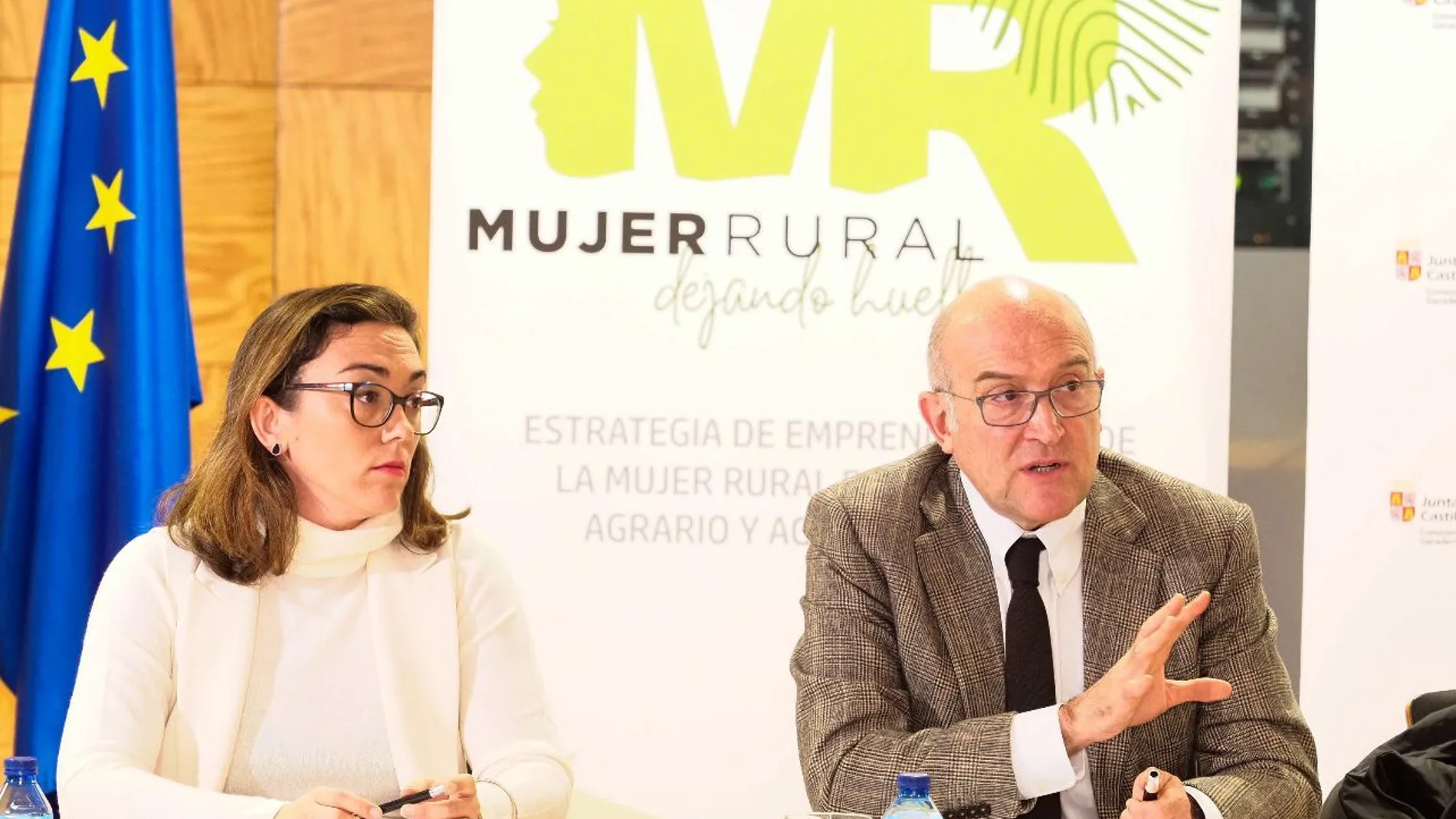 El consejero Jesús Julio Carnero junto a la directora general de Desarrollo Rural, María González