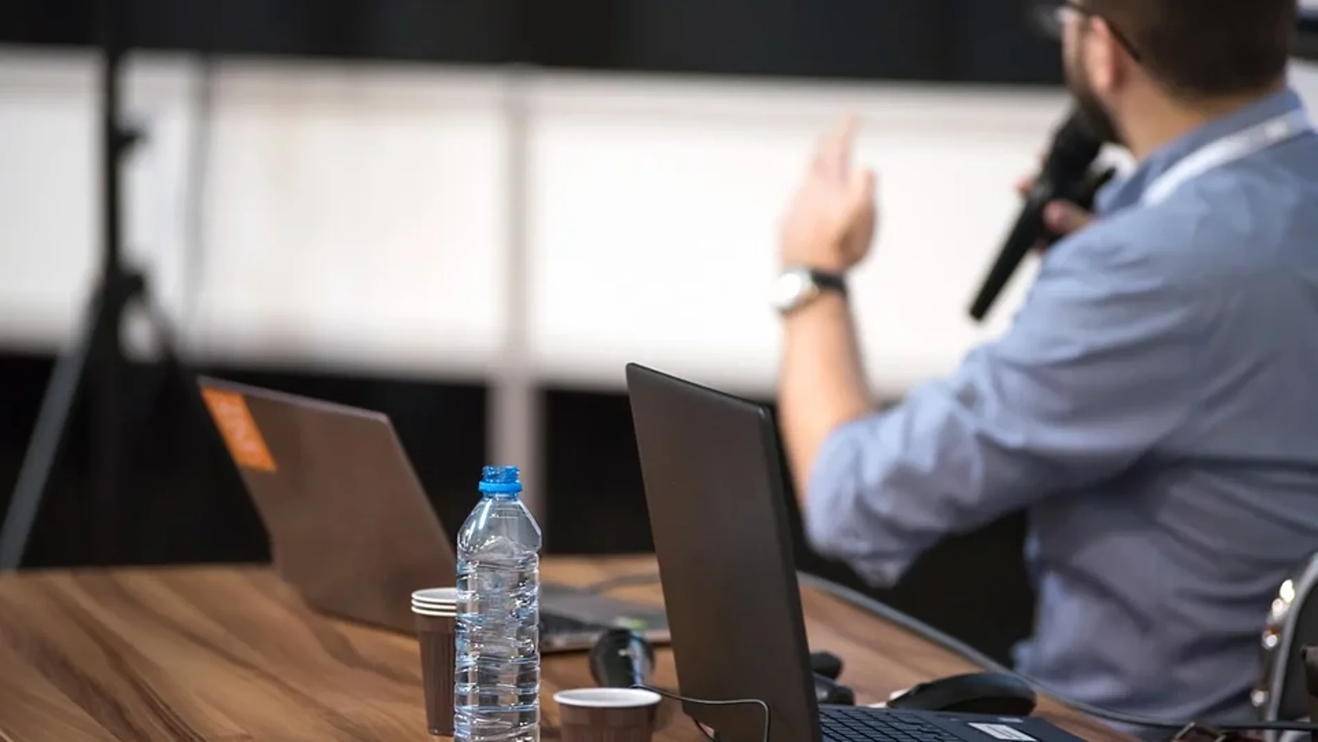 Es un espacio radiofónico de periodicidad quincenal en el que, junto al periodista José María Martín hacen visibles buenas prácticas educativas y experiencias innovadoras, en el que las metodologías activas, el uso de las TIC, TAC y TEP benefician al aprendizaje profundo y significativo del alumnado.