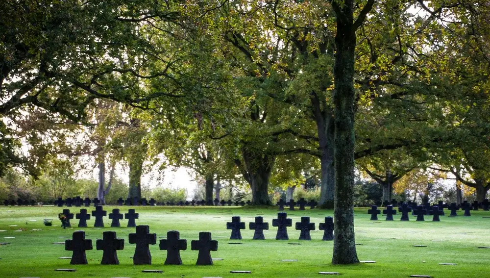 Tumbas negras en el cementerio de La Cambe