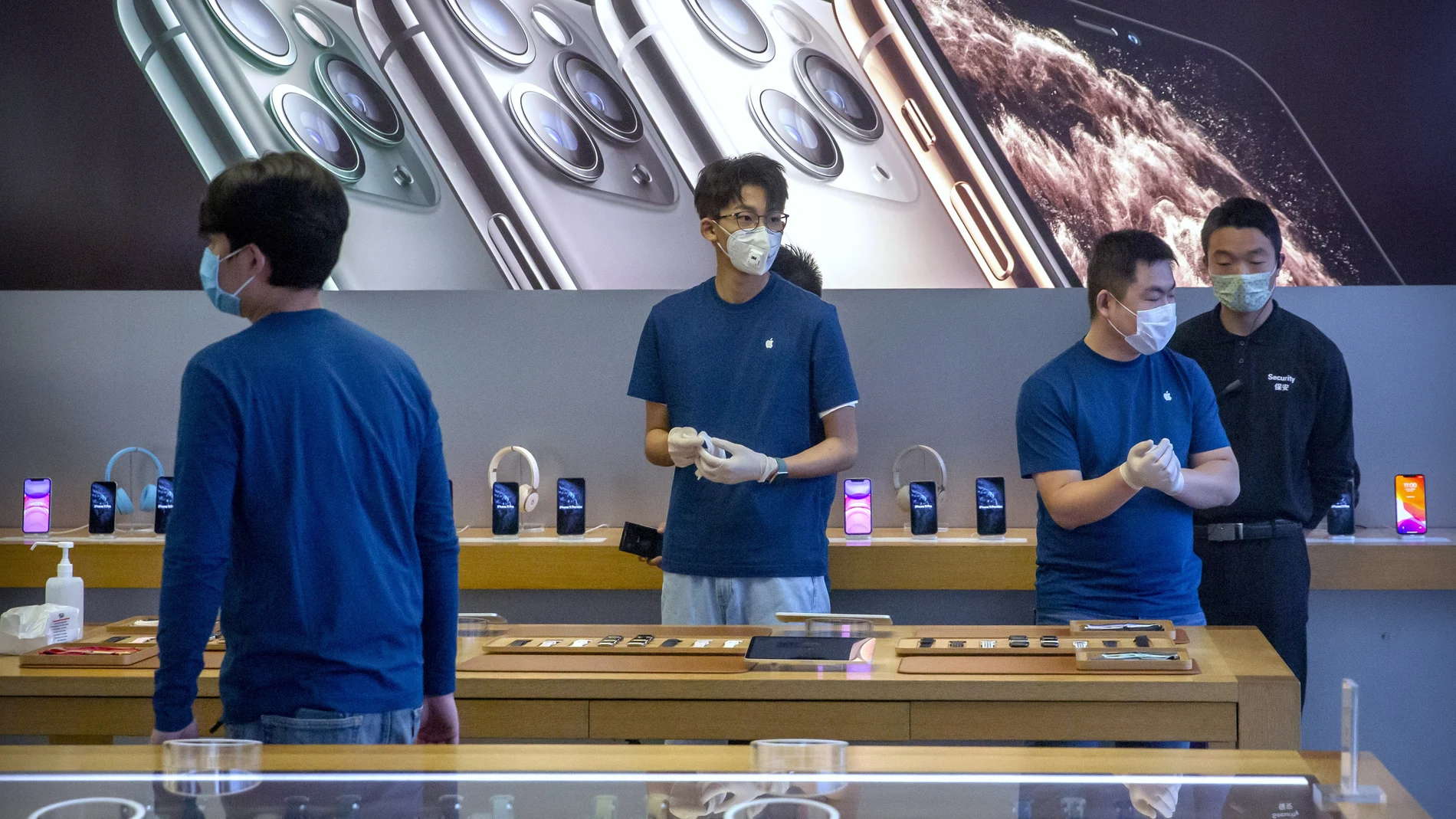 Empleados de iPhone en una tienda en China (AP Photo/Mark Schiefelbein)