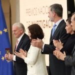 (I-D) El científico Valentín Fuster Carulla con el Premio Nacional “Gregorio Marañón” de Medicina; la presidenta de la Comunidad de Madrid, Isabel Díaz Ayuso; los Reyes, Felipe y Letizia y el ministro de Ciencia e Innovación, Pedro Duque durante la ceremonia de entrega de los Premios Nacionales de Investigación 2019 en el Palacio Real de El Pardo, en Madrid (España), a 17 de febrero de 2020.17 FEBRERO 2020Casa de S.M. el Rey17/02/2020