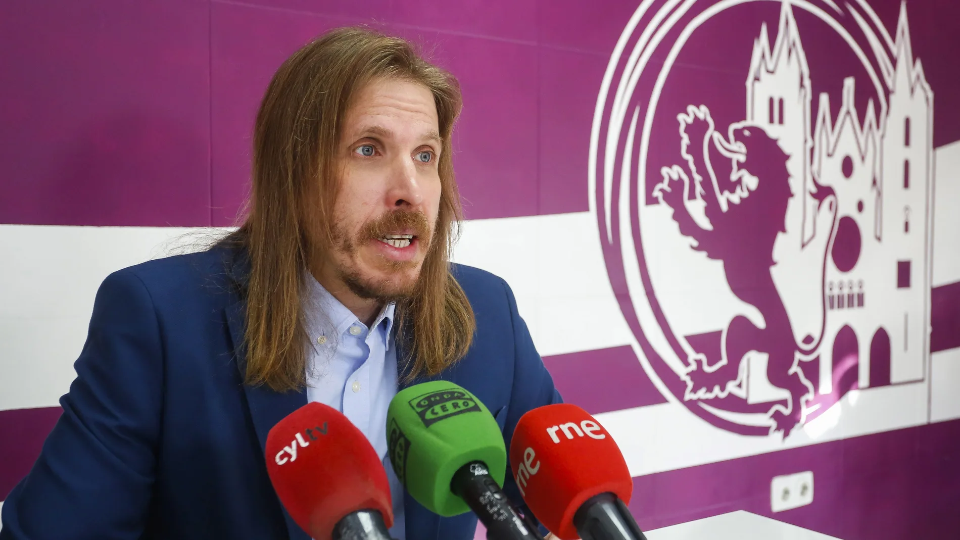 El secretario general de Podemos Castilla y León, Pablo Fernández, ofrece una rueda de prensa para abordar asuntos de actualidad