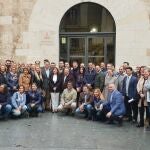 Bonig y Adsuara reunieron a medio centenar de alcaldes, concejales y diputados del PP de la provincia de Valencia frente al Palau de la Generalitat para reclamar el dinero a Ximo Puig