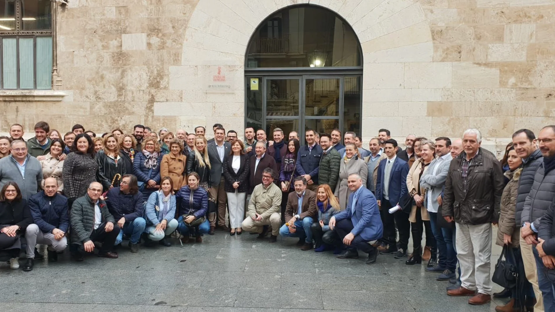 Bonig y Adsuara reunieron a medio centenar de alcaldes, concejales y diputados del PP de la provincia de Valencia frente al Palau de la Generalitat para reclamar el dinero a Ximo Puig