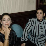 LA CANTANTE ISABEL PANTOJA Y SU MADRE ANA MARTIN DURANTE UN ACTO PUBLICO