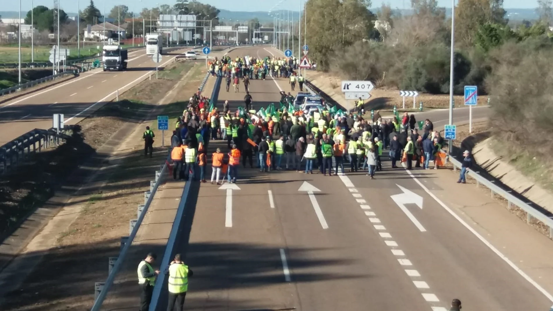 Agricultores cortan la autovía A-5 a la salida de Badajoz en sentido Portugal