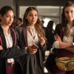 La actriz y cantante mexicana Danna Paola, en el centro de la imagen, interpreta a 'Lu' en la serie de Netflix 'Élite'.