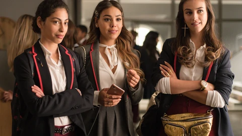 La actriz y cantante mexicana Danna Paola, en el centro de la imagen, interpreta a 'Lu' en la serie de Netflix 'Élite'.