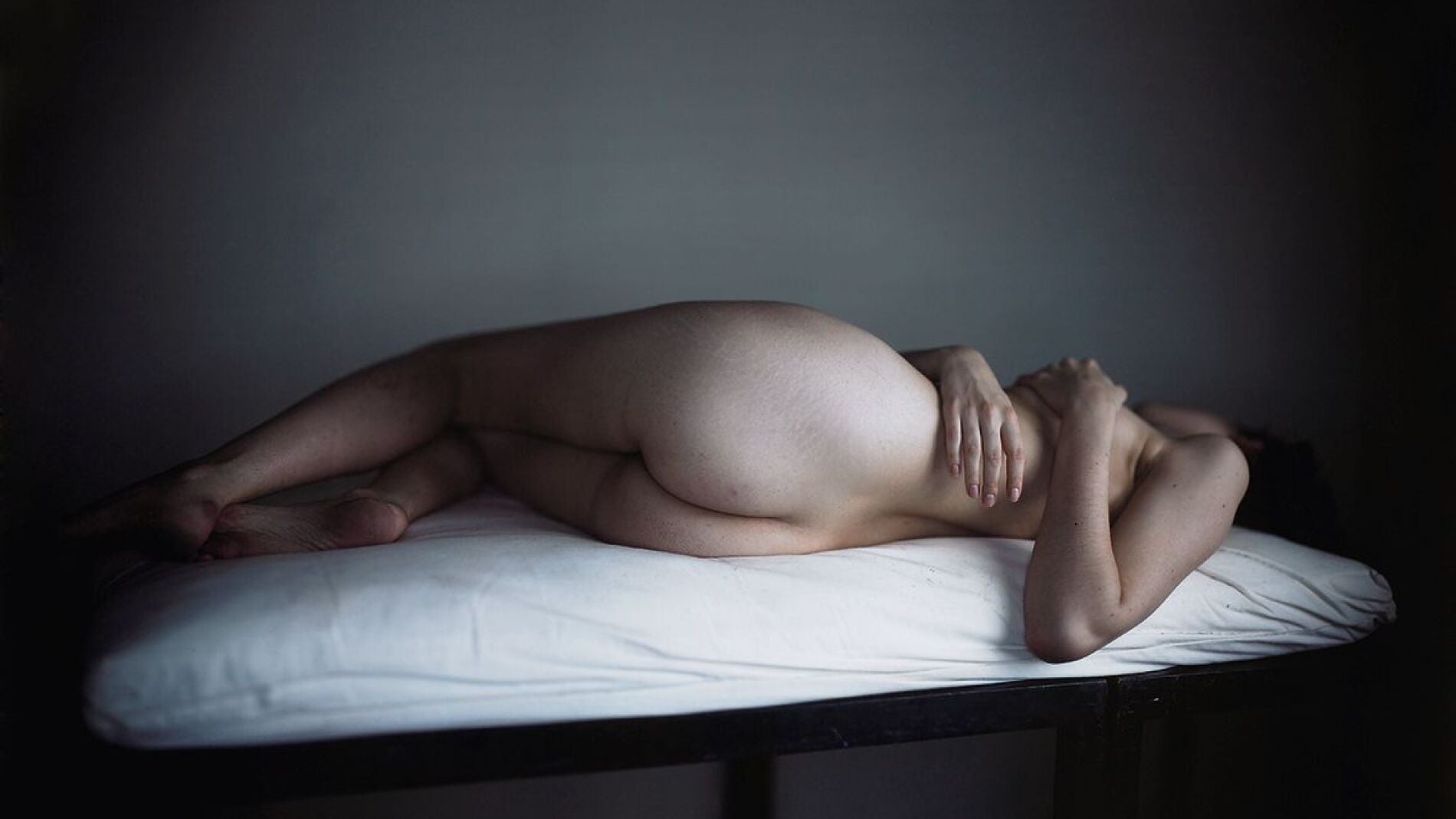 Diez beneficios de dormir desnudo imagen