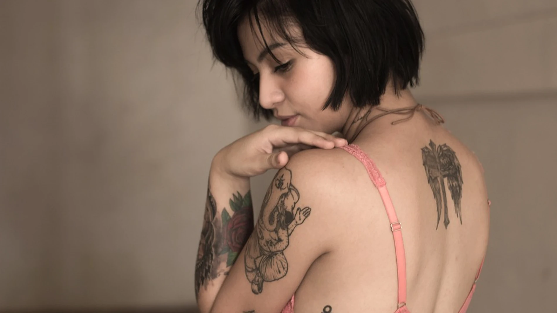 Actualmente y gracias a la moda, pero sobre todo a las regulaciones que han hecho que esto sea más seguro, tatuarse se ha convertido en algo muy habitual.