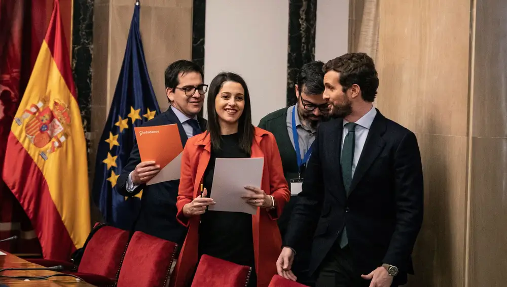 Fotografía facilitada por Ciudadanos.- El líder del PP, Pablo Casado (d), la presidenta de Ciudadanos, Inés Arrimadas, y el secretario general del grupo parlamentario de Ciudadanos José María Espejo-Saavedra (i), durante su reunión ayer en el Congreso, en la que abordaron fórmulas para que los dos partidos concurran unidos a las próximas elecciones de País Vasco y Galicia.- EFE/Ciudadanos