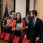 Fotografía facilitada por Ciudadanos.- El líder del PP, Pablo Casado (d), la presidenta de Ciudadanos, Inés Arrimadas, y el secretario general del grupo parlamentario de Ciudadanos José María Espejo-Saavedra (i), durante su reunión ayer en el Congreso, en la que abordaron fórmulas para que los dos partidos concurran unidos a las próximas elecciones de País Vasco y Galicia.- EFE/Ciudadanos