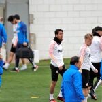 El entrenador del Valencia CF, Albert Celades, observa a sus jugadores durante el entrenamiento en la Ciudad Deportiva de Paterna