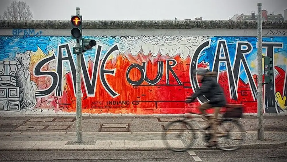 Todavía quedan en pie algunos restos del Muro de Berlín, bellamente pintados por artistas de todo el mundo.