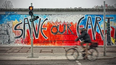Todavía quedan en pie algunos restos del Muro de Berlín, bellamente pintados por artistas de todo el mundo.