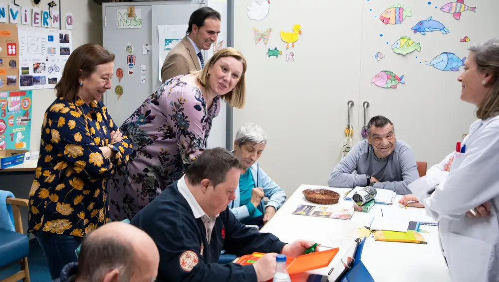 La consejera de Familia e Igualdad de Oportunidades, Isabel Blanco, durante una visita el Centro de Día Municipal "Simón Ruiz"