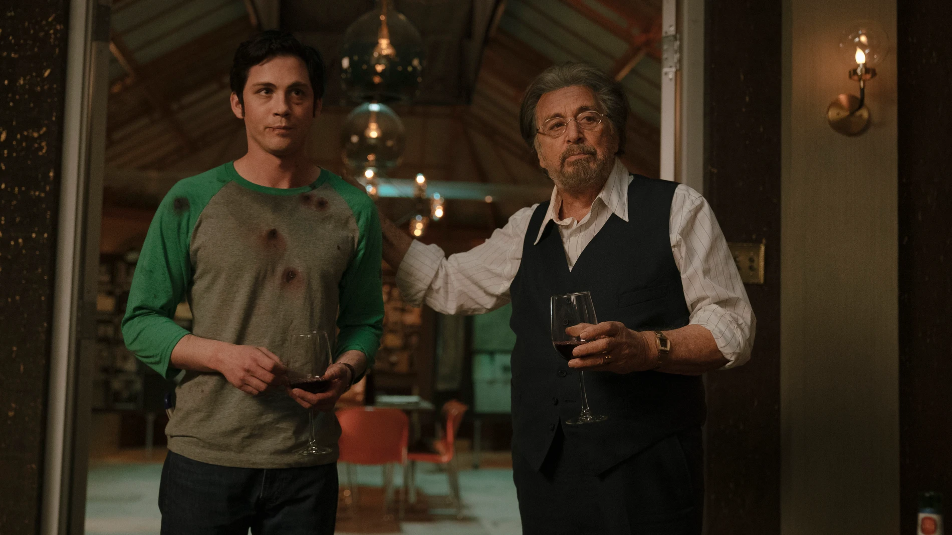 A la izquierda, Logan Lerman, junto a Al Pacino, ambos protagonistas de «Hunters»